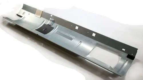 Trennplatte aus Metall, gefertigt für die Verwendung in DAIKIN Altherma M ECH2O. Flache, rechteckige Form mit mehreren Aussparungen und Haltepunkten.